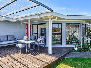 SUPERB SUNSHINE AND LOW MAINTENANCE COMFORT