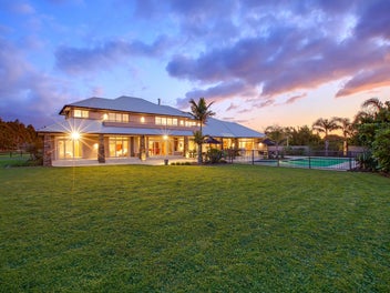 Grand Estate: 4.19ha, 606sqm Home with Cavity