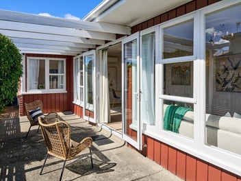 Easy-care, single-level living in Woburn