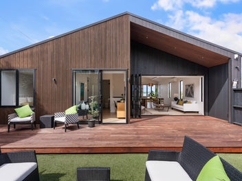 2020 Freehold Family Home with Harbour Views