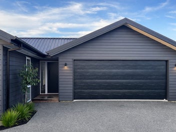 Rear Privacy, with Style – A Ravenswood Standout!