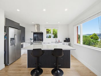 Renovated - Move-in ready + Harbour Views!