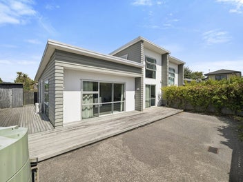 Modern Freehold Townhouse-Walk to Town!