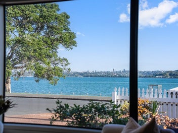 FRONT ROW TO THE HARBOUR. WATERFRONT LIVING.