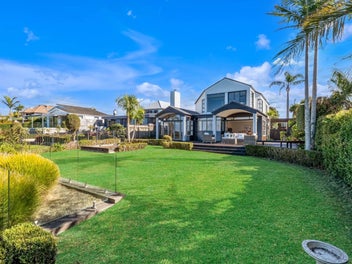 Prestigious Peninsula Luxury & Panoramic Sea Views