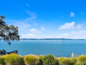 Prestigious Peninsula Luxury & Panoramic Sea Views