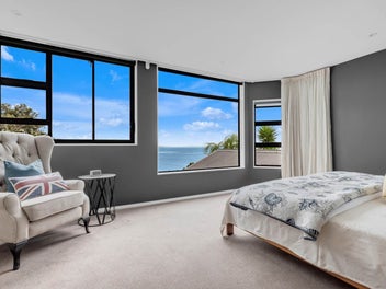 Prestigious Peninsula Luxury & Panoramic Sea Views