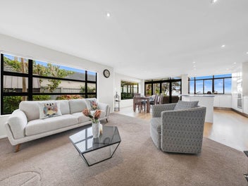 Prestigious Peninsula Luxury & Panoramic Sea Views