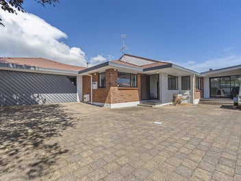 LOCK-UP, LEAVE & LOVE THE LOCATION