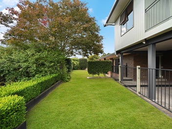 SOUGHT-AFTER ELLERSLIE AVENUE