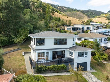 Sea Views & Space - Family Living in Atawhai