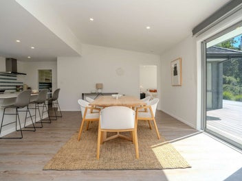 NEAR NEW, PRIVATE & PERFECTLY POSITIONED