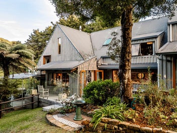 NEWLY RENOVATED HOME, GARDEN SANCTUARY