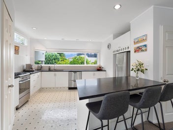 Rangi Zone Retreat – Walk to Schools & Beach