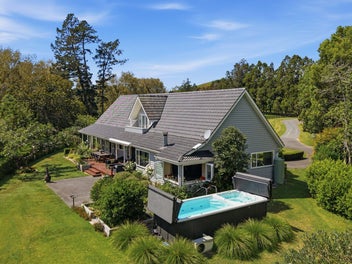 A Rare 11.8 Acre Clevedon Lifestyle Retreat!