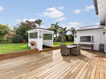 The Queen of Queen Street