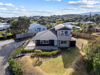 Live the Beach Dream - Space, Views & Sun