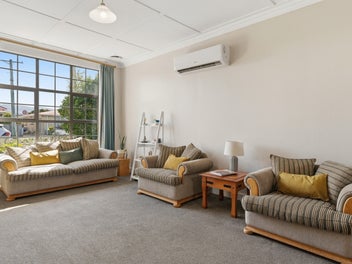 Super cute starter with double garage!