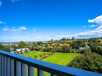 Harbour Views & Easy Living in Onehunga