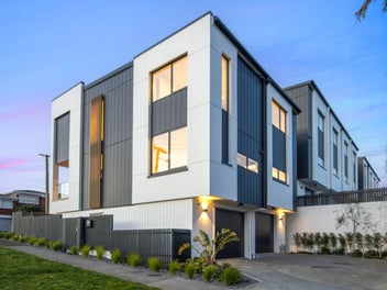Stylish Sophistication Park-like Outlook