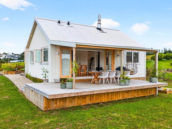 Te Whau Cottage - small scale, big style