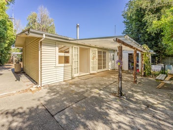 Huge Opportunity on South Side of Hastings!