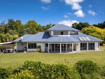 A Slice of Paradise between two Cities