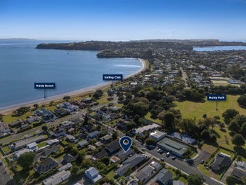 Single level living, short level stroll to beach!