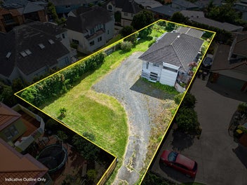 Freehold over 1300 sqm with sea views in Macleans