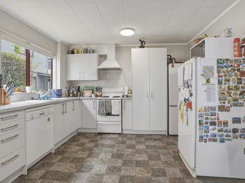 Well-presented purpose-built investment