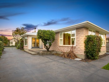 Prime Burnside Living in Sought-After Teesdale St