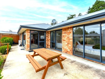 Contemporary Comfort - Sunny Suburban Oasis