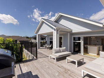 Flowing Spaces, Private Places