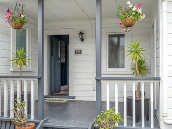 A Classic Villa on a Full 802m² Section