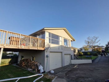 Soaked in sunshine, 3 bedroom + study home!