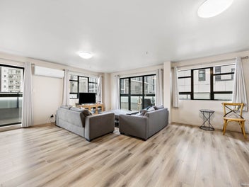 Massive Size Penthouse 3 Bed CBD Living