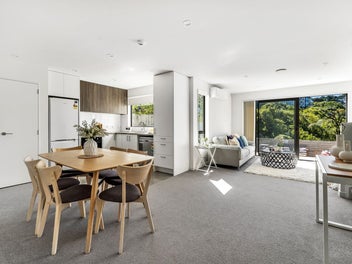 Sun-Soaked Living & Leafy Green Views