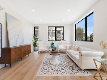 Freestanding +walking to BBI & Macleans