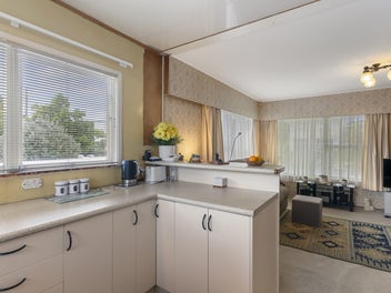 Easy Living in a Super Convenient Location!