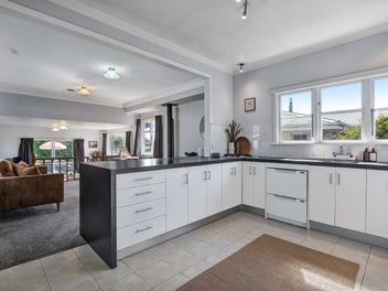 STUNNING 5 BEDROOM HOME + EPIC OUTDOOR LIVING