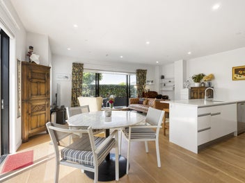 Effortless Lock-Up-and-Leave in Central Takapuna