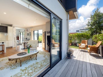 Effortless Lock-Up-and-Leave in Central Takapuna