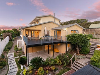 LARGE HOME WITH SPACE FOR HOME BUSINESS