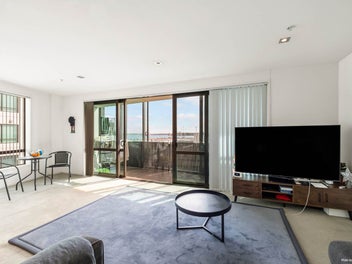 Sharp Price! Seaview 2 Bed + 1 Carpark