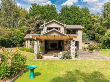 Private Living - Prime Acacia Bay Location!