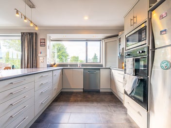 5 Beds plus...Garaging Galore