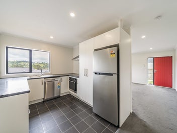 Dual Living + Income Potential + Vacant- Act Fast!