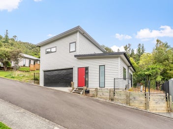 Dual Living + Income Potential + Vacant- Act Fast!