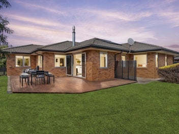 Space and comfort beside the park. A smart buy!