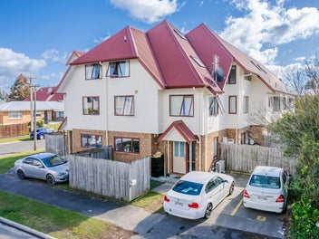 UNIVERSITY INVESTMENT - 7% GROSS YIELD !